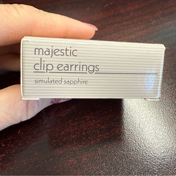 Avon “majestic” Goldtone and Gemstone clip Earrings simulated sapphire 1991 v - Picture 3 of 5